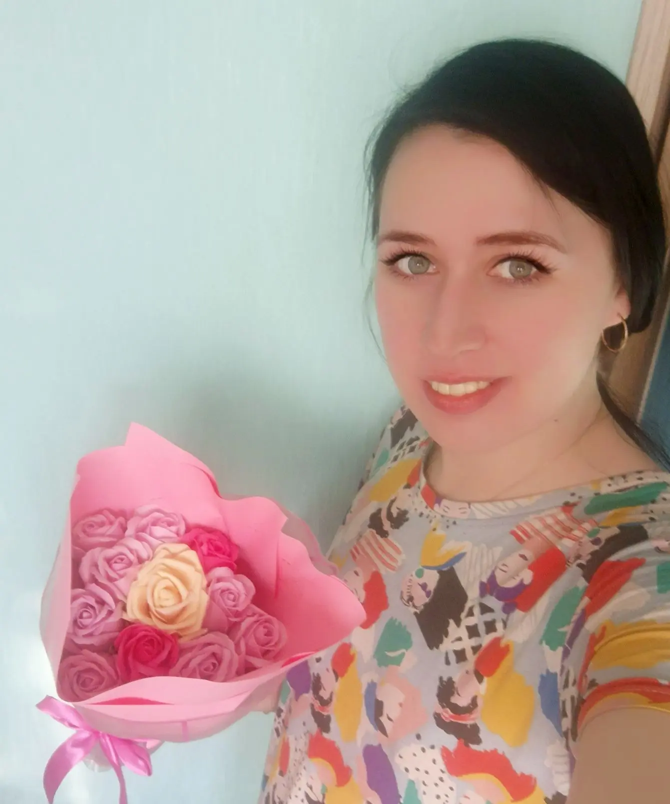 Представь: у тебя дома стоит букет, который выглядит как настоящий,  при этом пахнет ро...