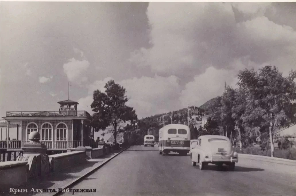Центральная набережная Алушты.