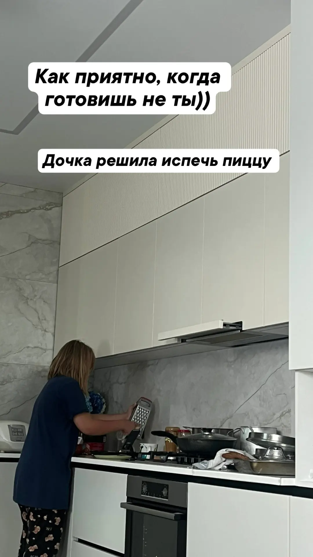 А вы знали, что удобнее разрезать пиццу ножницами? Сегодня пробуем пиццу, которую приго...