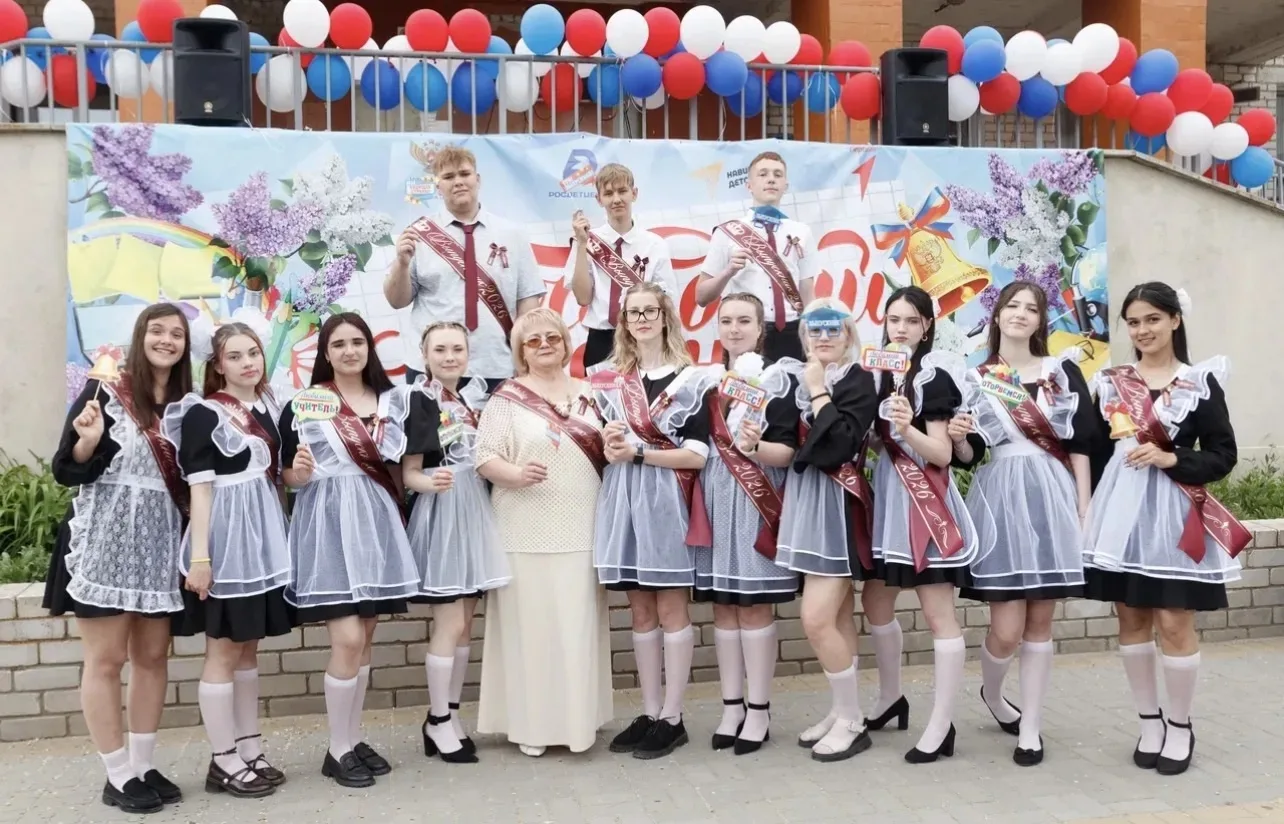 🎓 ШКОЛЬНЫЙ ВАЛЬС, СЛЁЗЫ СЧАСТЬЯ И УХОДЯЩИЙ В ИСТОРИЮ ЗВОНОК: КАК ПРОШЕЛ «ПОСЛЕДНИЙ ЗВОНОК-2026» 
 
