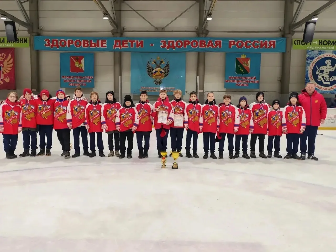 5-й класс — и уже бронза! 🏒🥉  Знакомьтесь, это Матросов Иван. Учится он в 5 «В» 37-й школы, а свобод