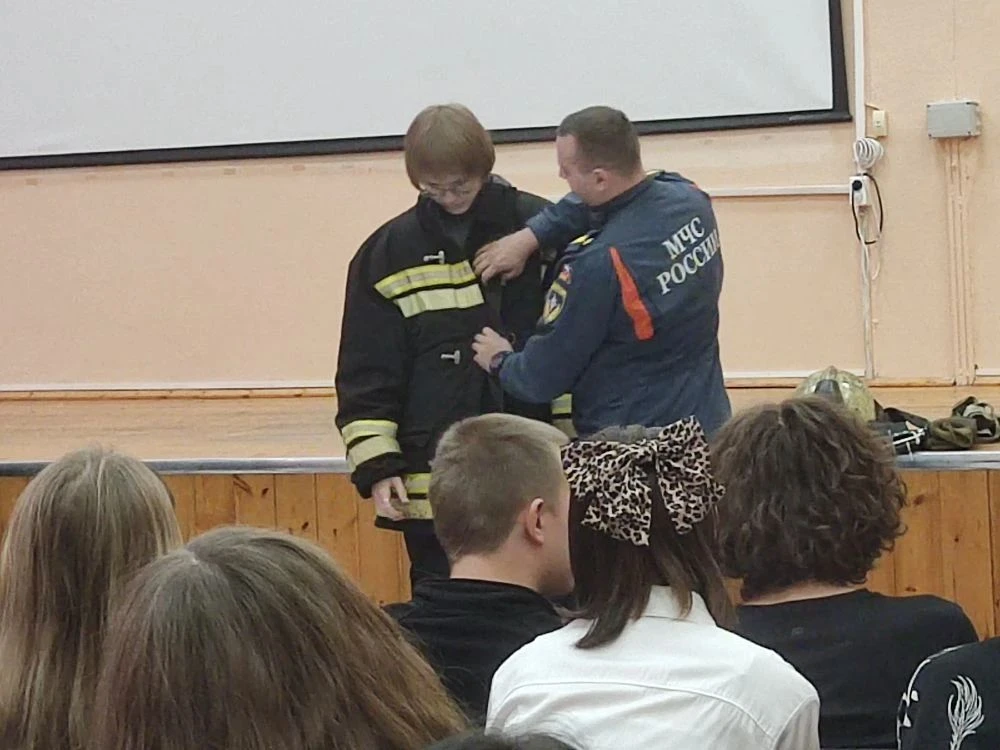 16.12.2025 в актовом зале школы учащиеся 10 АБВГ классов актуализировали знания по пожарной безопасн