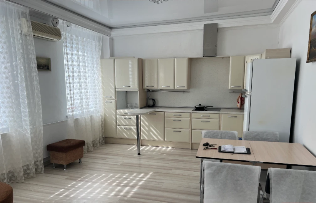 Продаются коммерческие помещения, гостевой дом, ул. Феликса, ориентир пл. Свободы.