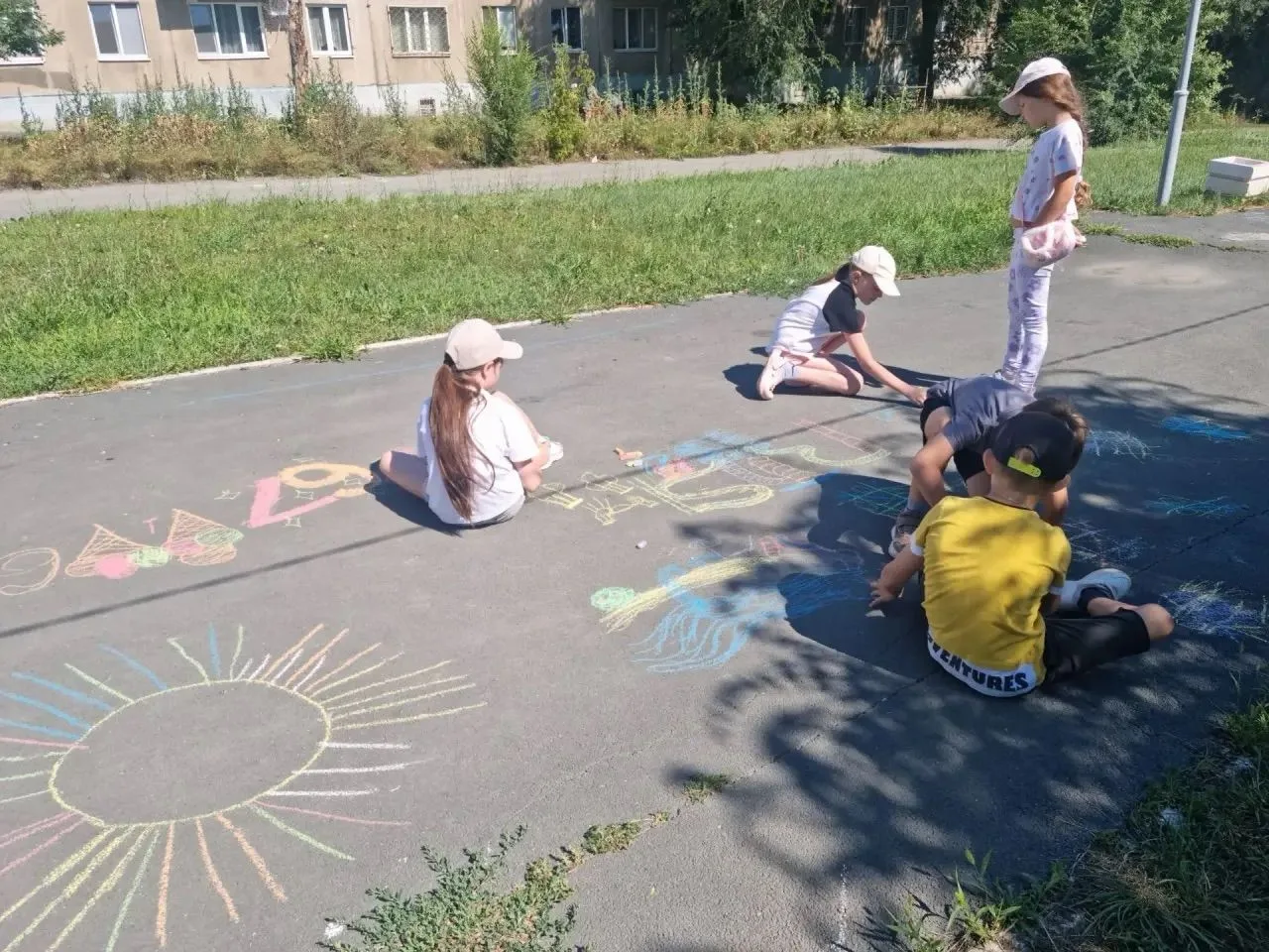 ✅Рисовать цветными мелками, да еще не на бумаге, а на асфальте — это счастье для маленьких художнико