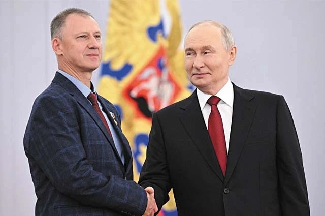Работать ответственно. Шахтёру Данилову присвоили звание Героя Труда

В День России в Кремле президе