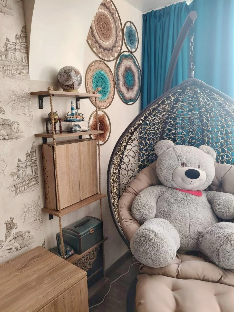 Порядок в нитках 🧵

В модуль для ниток вмещается 100 катушек, по желанию можно установить дверки и 