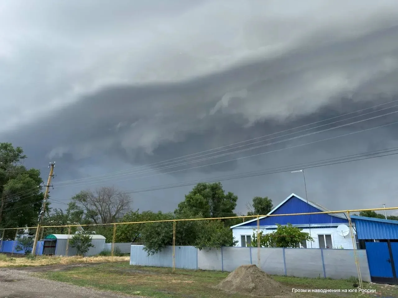 ⚡️☔ В регионе продолжает действовать штормовое предупреждение

Грозовой фронт со стороны Ростовской 