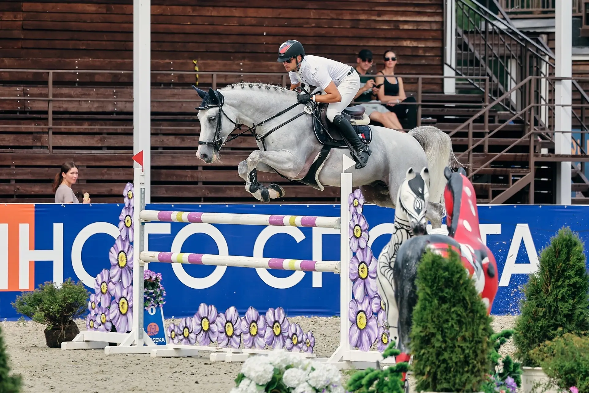 🙌 29 июля в КСК «Horseka Sport» стартовал главный турнир года — Чемпионат России по конкуру. Первым