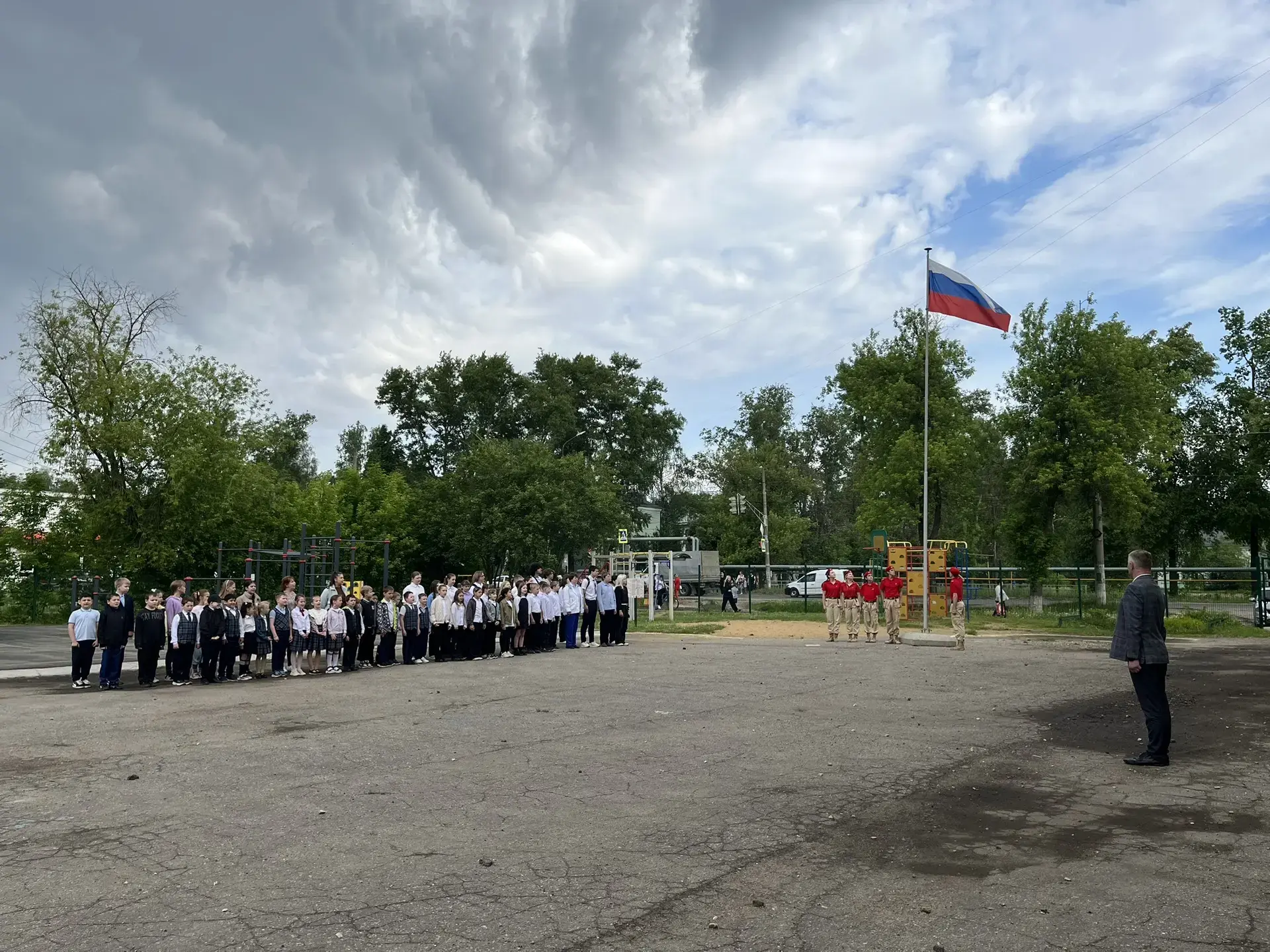 НАЧАЛО НОВОЙ УЧЕБНОЙ НЕДЕЛИ  Новая учебная неделя началась с традиционной линейки и поднятия Государ