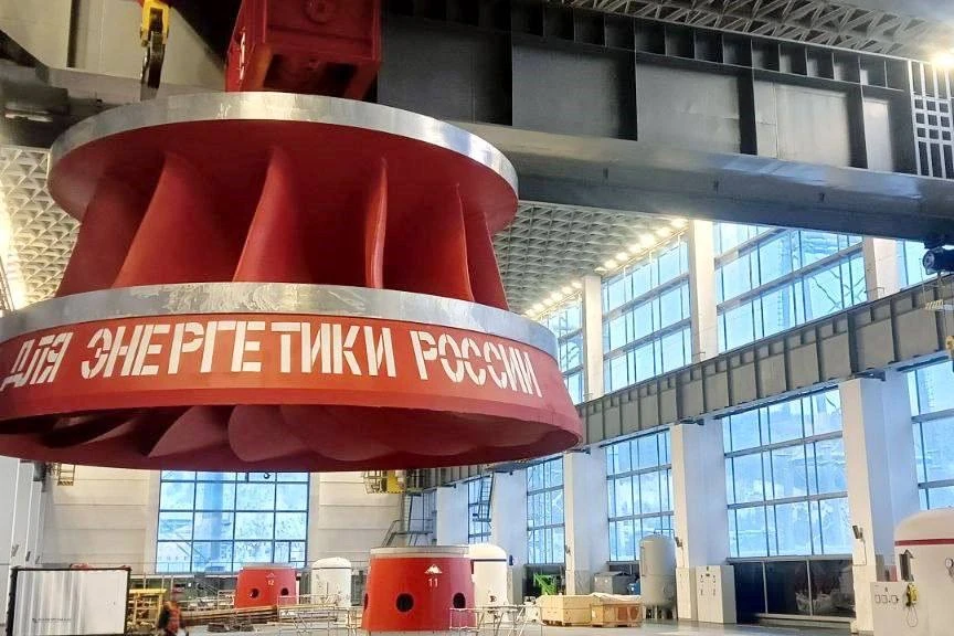 На Красноярской ГЭС установили новое рабочее колесо гидроагрегата № 3  На Красноярской ГЭС продолжае