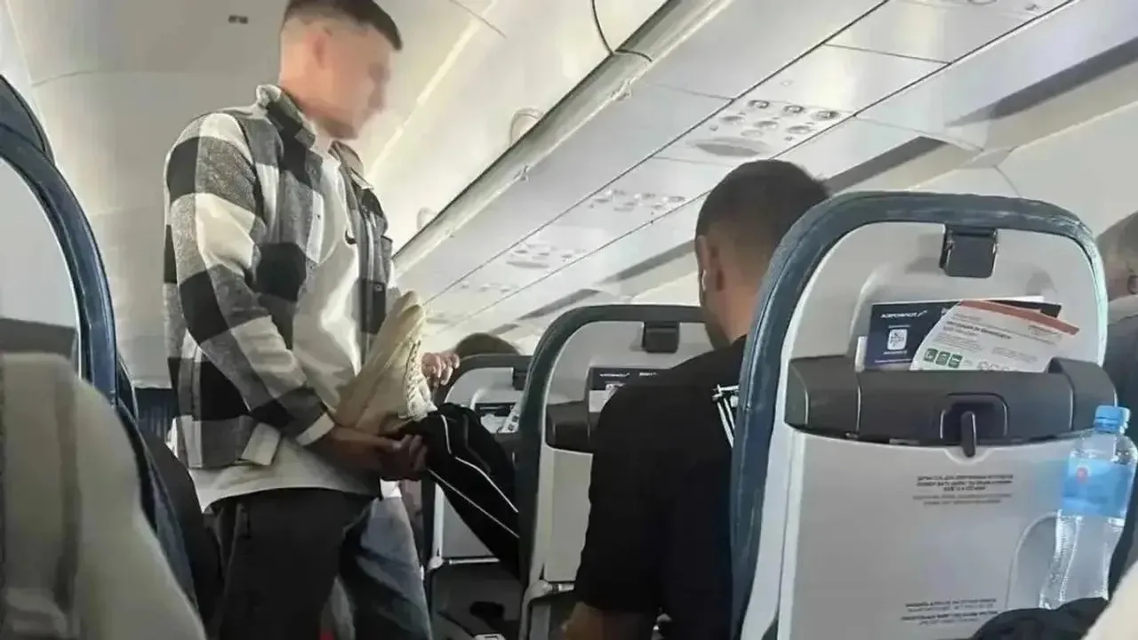 🛬 Росгвардеец спас девушку в самолете летевшем в Уфе