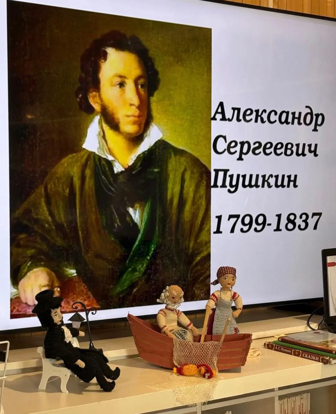 Сунтаардааҕы оҕо бибилэтиэкэтигэр «Улуу Пушкины сахалыы саҥардабыт» диэн  А. С. Пушкин ...