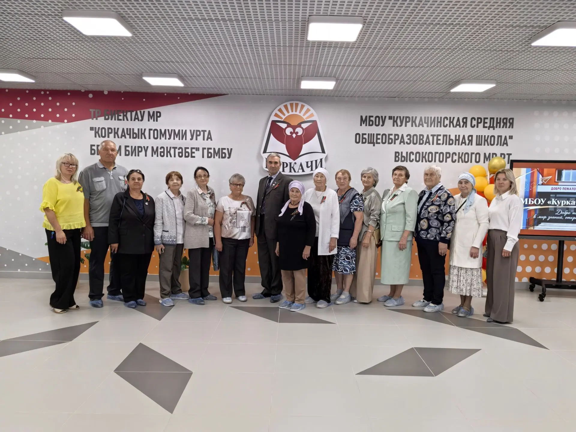 После торжественной части гости - Серебряные волонтёры и Делегация из районного совета ...
