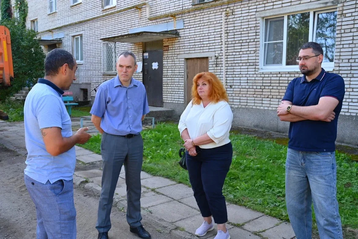 Сегодня вместе с коллегами из партии «Единая Россия» выехала во двор дома №11 по улице ...