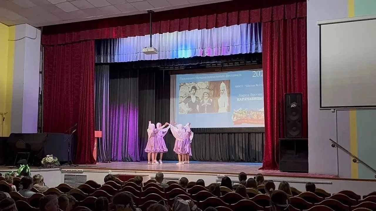Вчера наш танцевальный коллектив «Феникс» принял участие в районном межнациональном фестивале «Единс