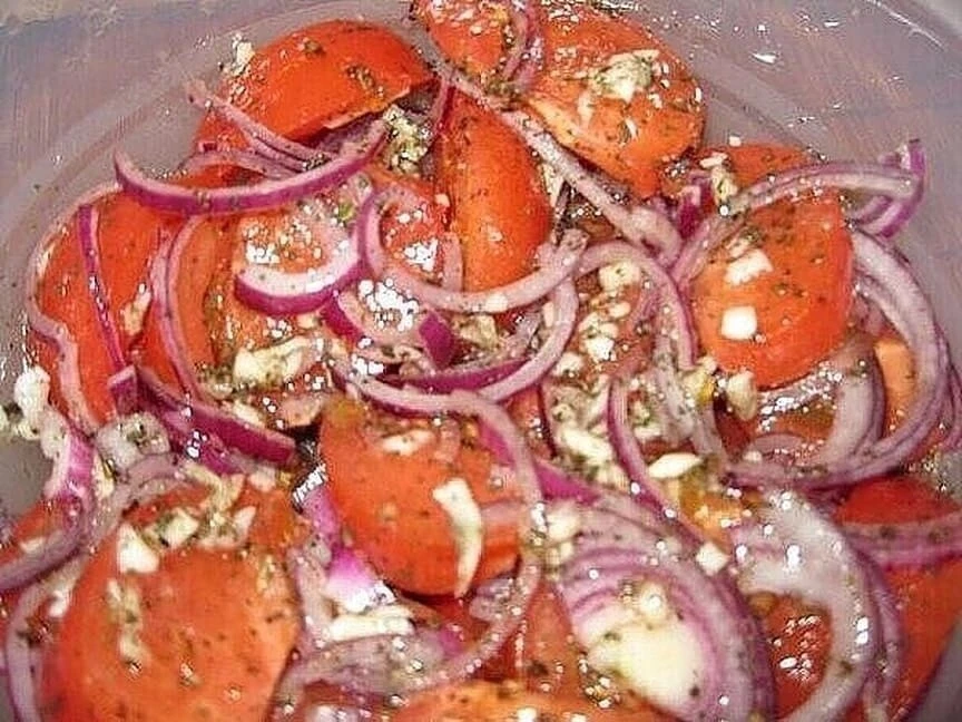 Закуска из помидоров и лука в чудесном маринаде