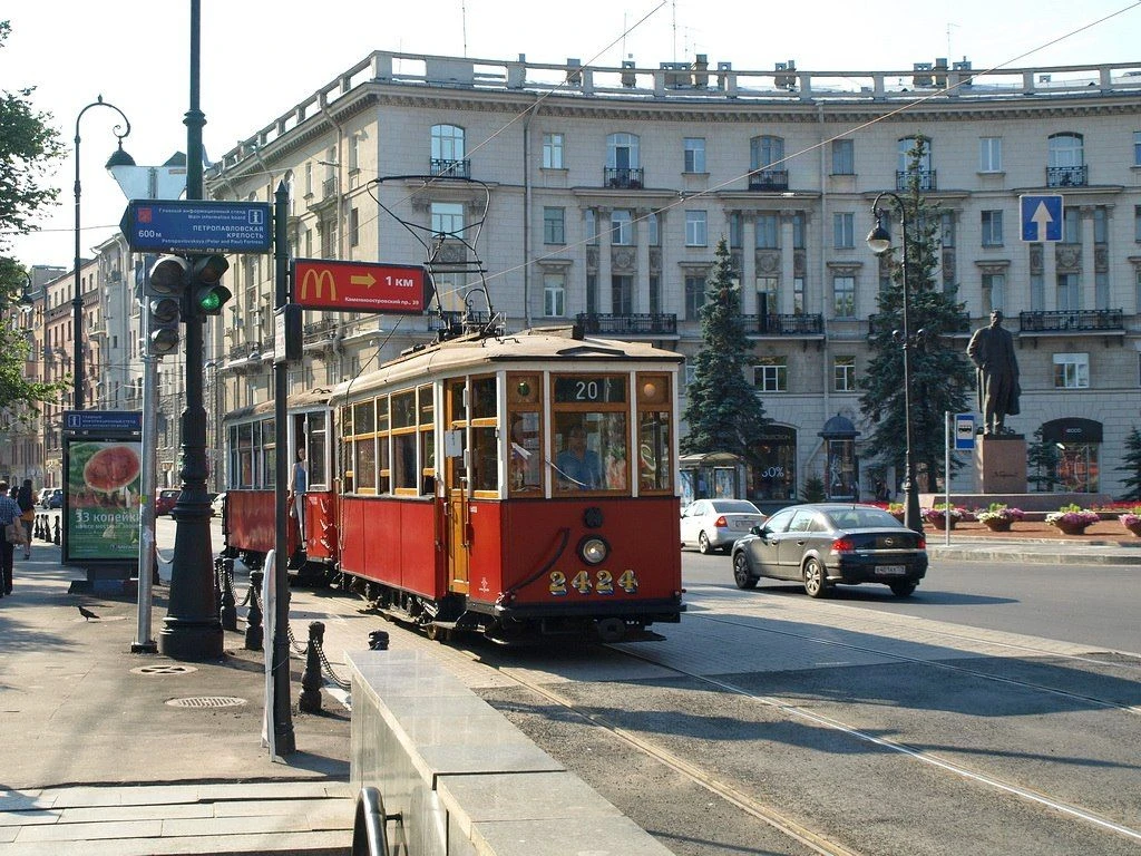 Живу в Питере. Моя тетка - пенсионерка, 9 месяцев в году обитает на даче и  оставляет мне на попечен