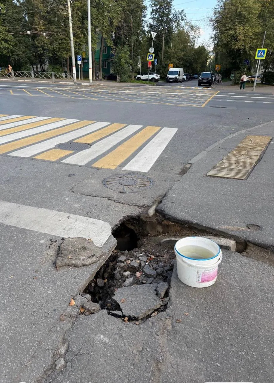 Ничего необычного, на Маяковского 10/16 провалился асфальт 😢🥸