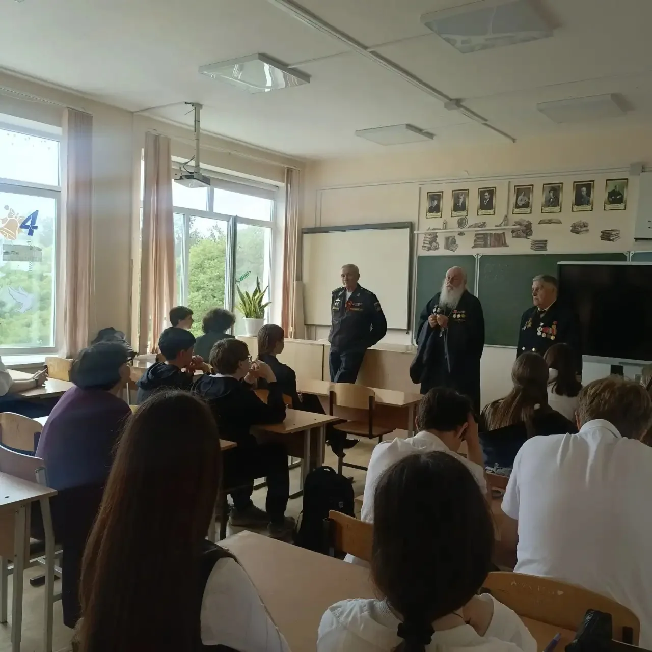 Сегодня в 8 "И" классе прошел Урок мужества, посвященный Дню памяти великого русского полководца Але