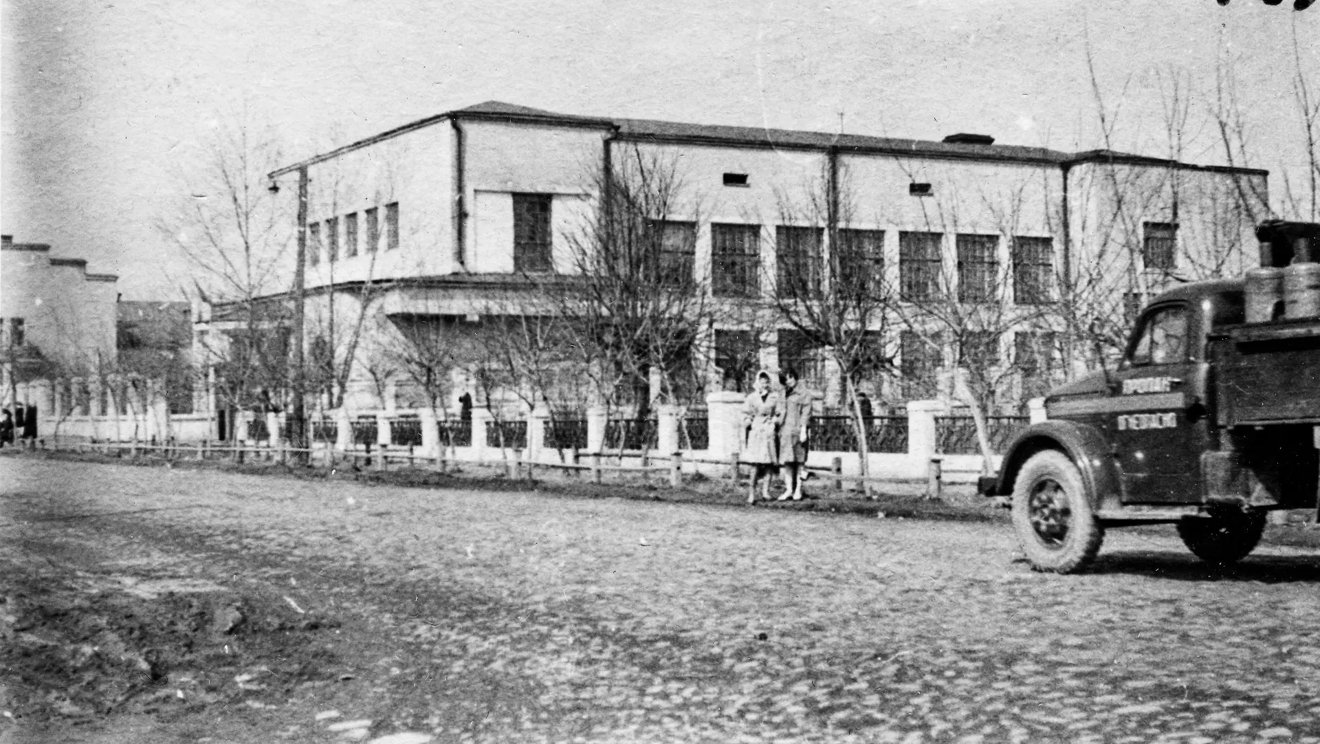 Вид с площади Революции на ГПТУ № 11, 1964 год.