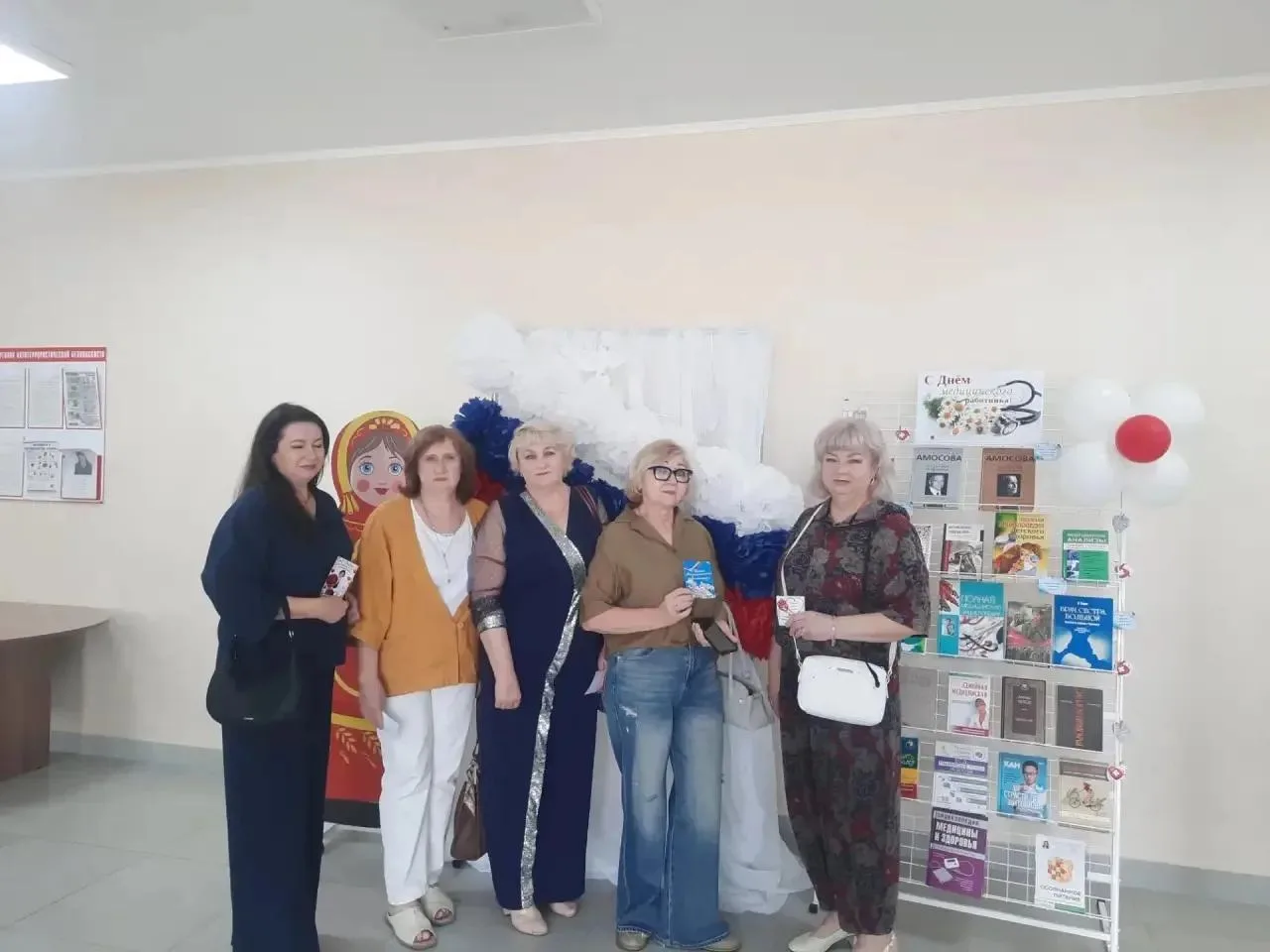 В фойе Кашарского РДК ко Дню Медицинского работника культработники оформили праздничные фотозоны. Ме