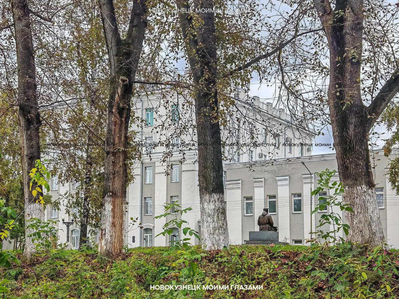 В эфире "угадайка"! Что это за мужик сидит и где находится это место? Первому правильно...