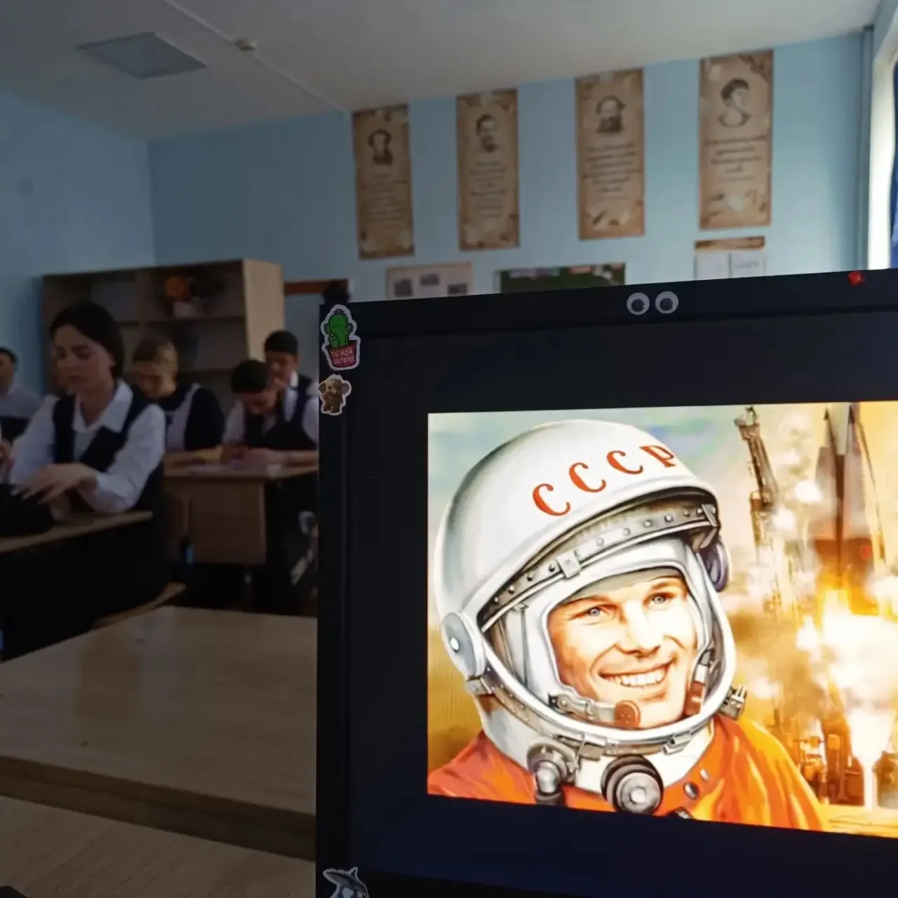 🚀 «Время первых» в 10Б: прошлое, которое стало нашим будущим!  Сегодня в 10 б  классе МБОУ СОШ 20 бы