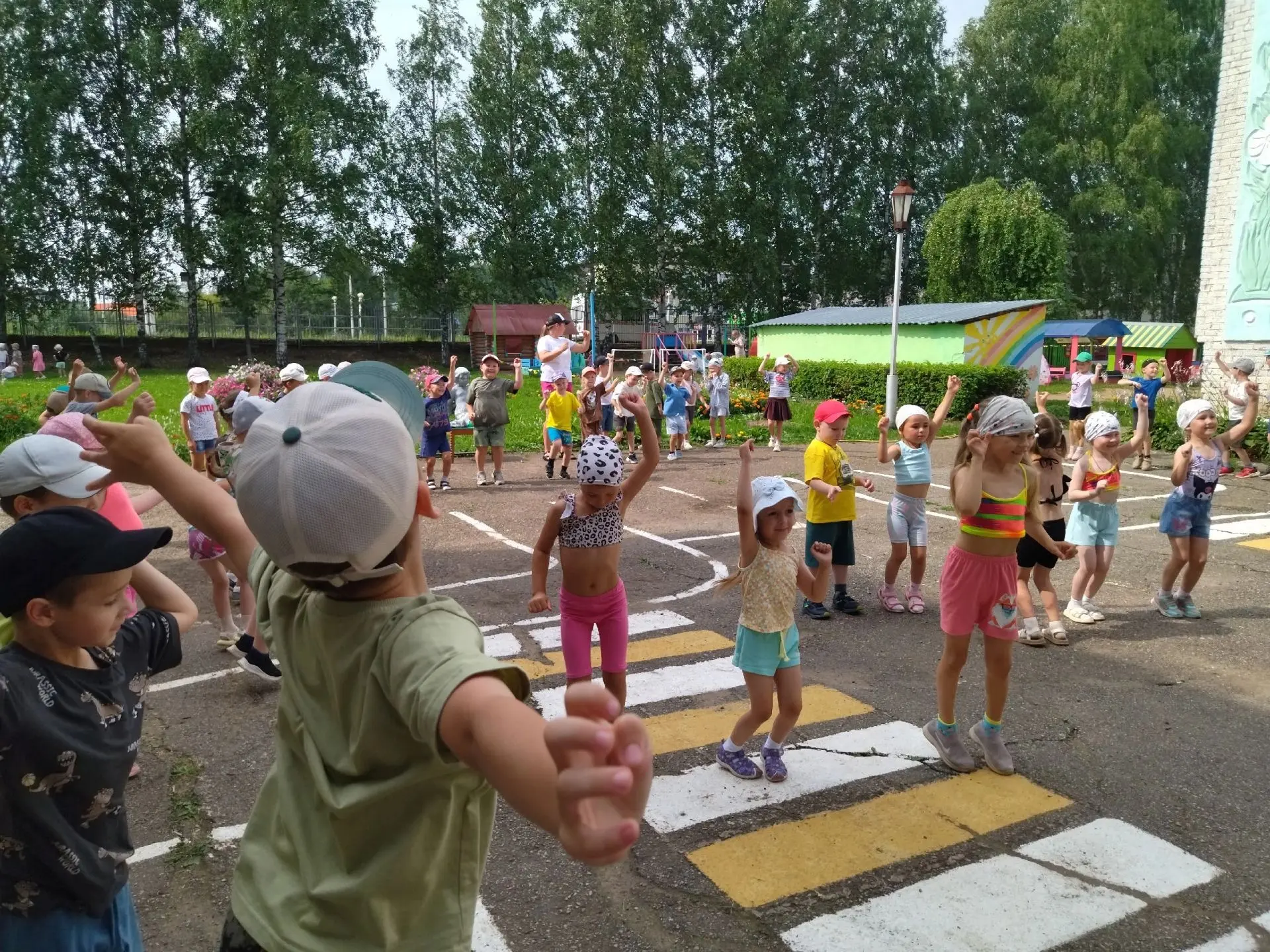 В  детском саду прошло яркое развлечение — «Веселые эстафеты с водой на свежем воздухе» среди воспит