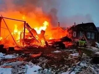 🚨 Полицейский из Златоуста вытащил пенсионерку из огня