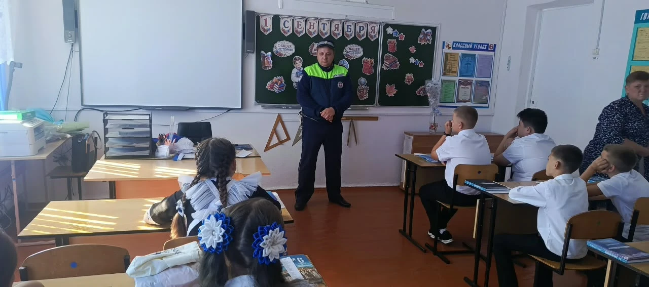 Уроки безопасности с инспектором ДПС