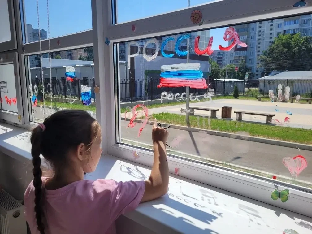 «Окна России» 🪟🇷🇺

Воспитанники нашего лагеря сегодня оформляли окна своих отрядных комнат ко Дню