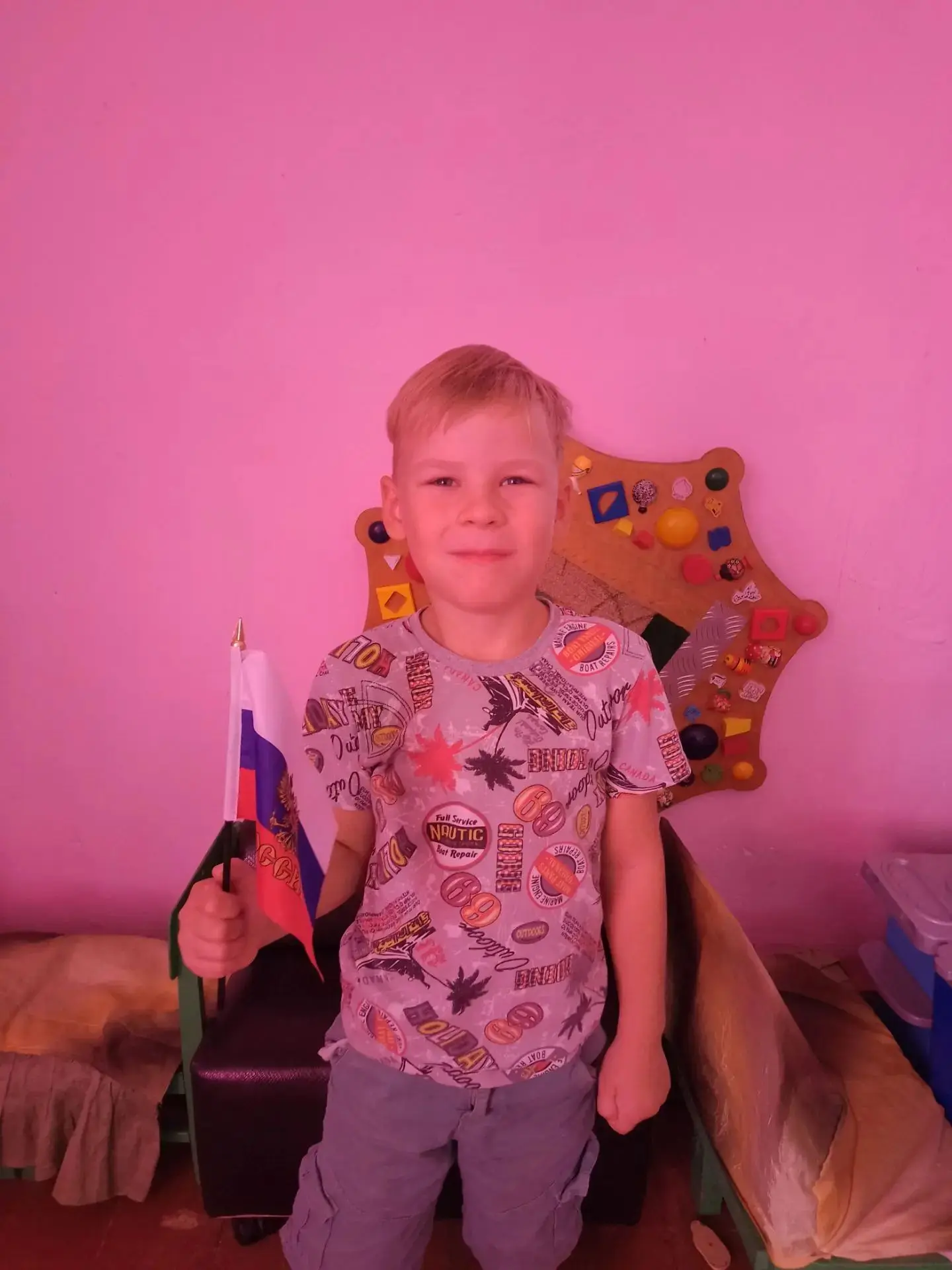 Ребята разновозрастной группы отмечают день флага 🇷🇺