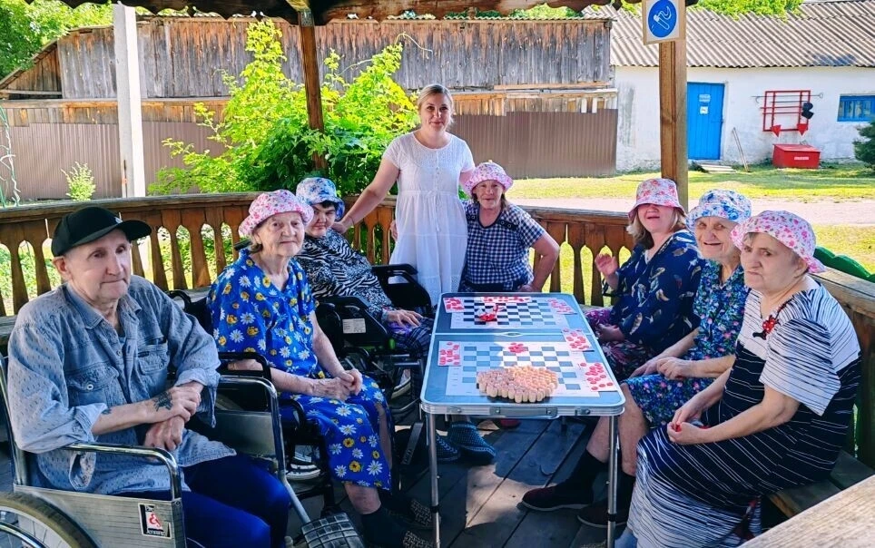 Во время прогулки на свежем воздухе 🌳🚶‍♂️ культорганизатор провела увлекательную игру...