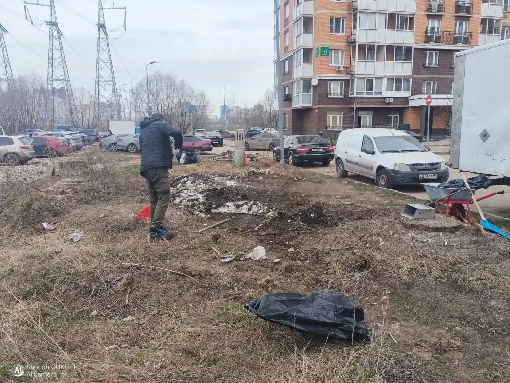 🌿 Сегодня сотрудники УК «Азимут» провели масштабный субботник на обслуживаемой территории  🔧 Что сде