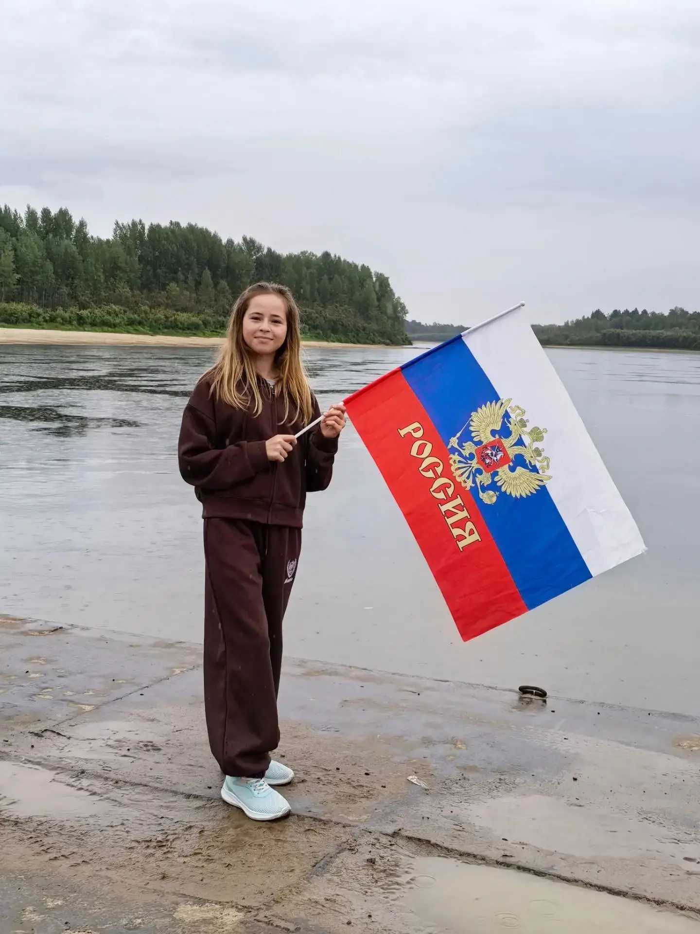 Ученица 8 класса -Шарга Юлия участвует в 📸 фотоконкурсе «Белый, синий, красный – самый...