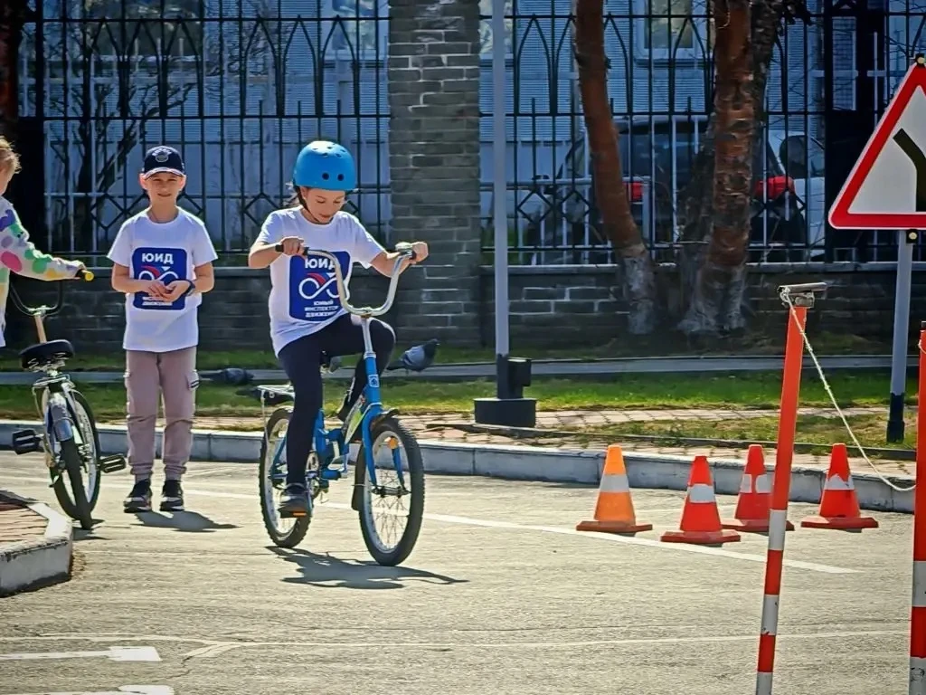 🚦 Наши ребята на конкурсе «Безопасное колесо»!  Вчера команда ЮИД лицея под руководством советника д