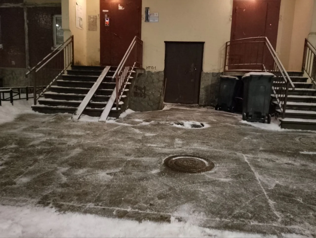 Расчистка придомовых территорий от снега ❄️

На фото работы по следующим адресам:

🔸 Яхтенная ул., 