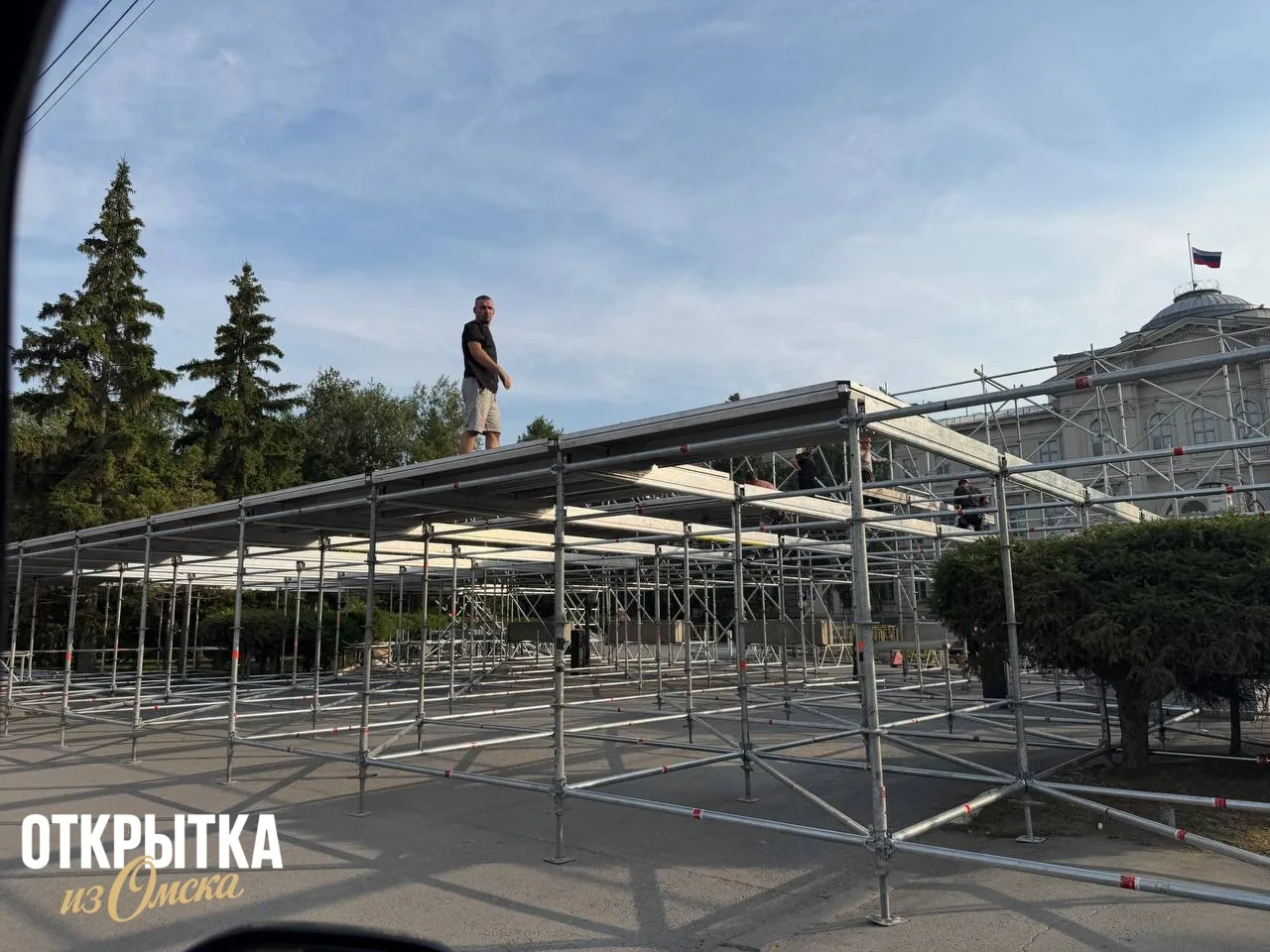 🎤 На Соборной площади монтируют сцену