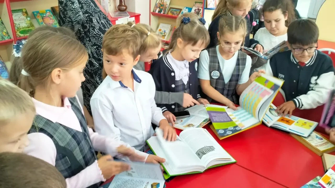 Беседа у книжной выставки «С книгой в мир наук»