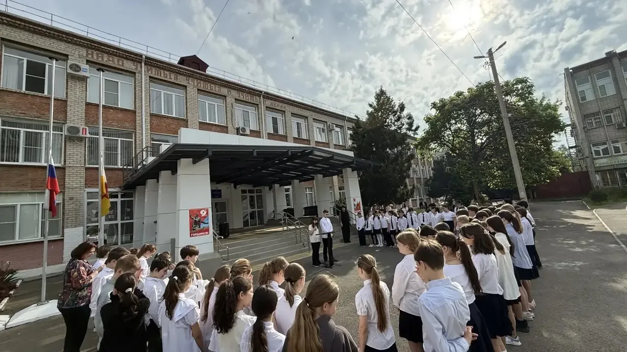 В понедельник состоялась еженедельная торжественная линейка поднятия флагов, посвященная Дню славянс