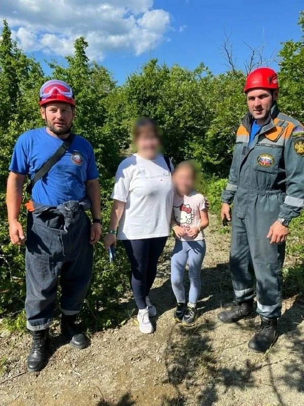 🚨 В горах под Туапсе спасли ростовчанку с 7-летней дочкой — они заблудились при подъём...