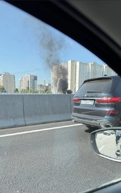 💨 На углу Кантемировской и Пролетарского проспекта загорелся микроавтобус.