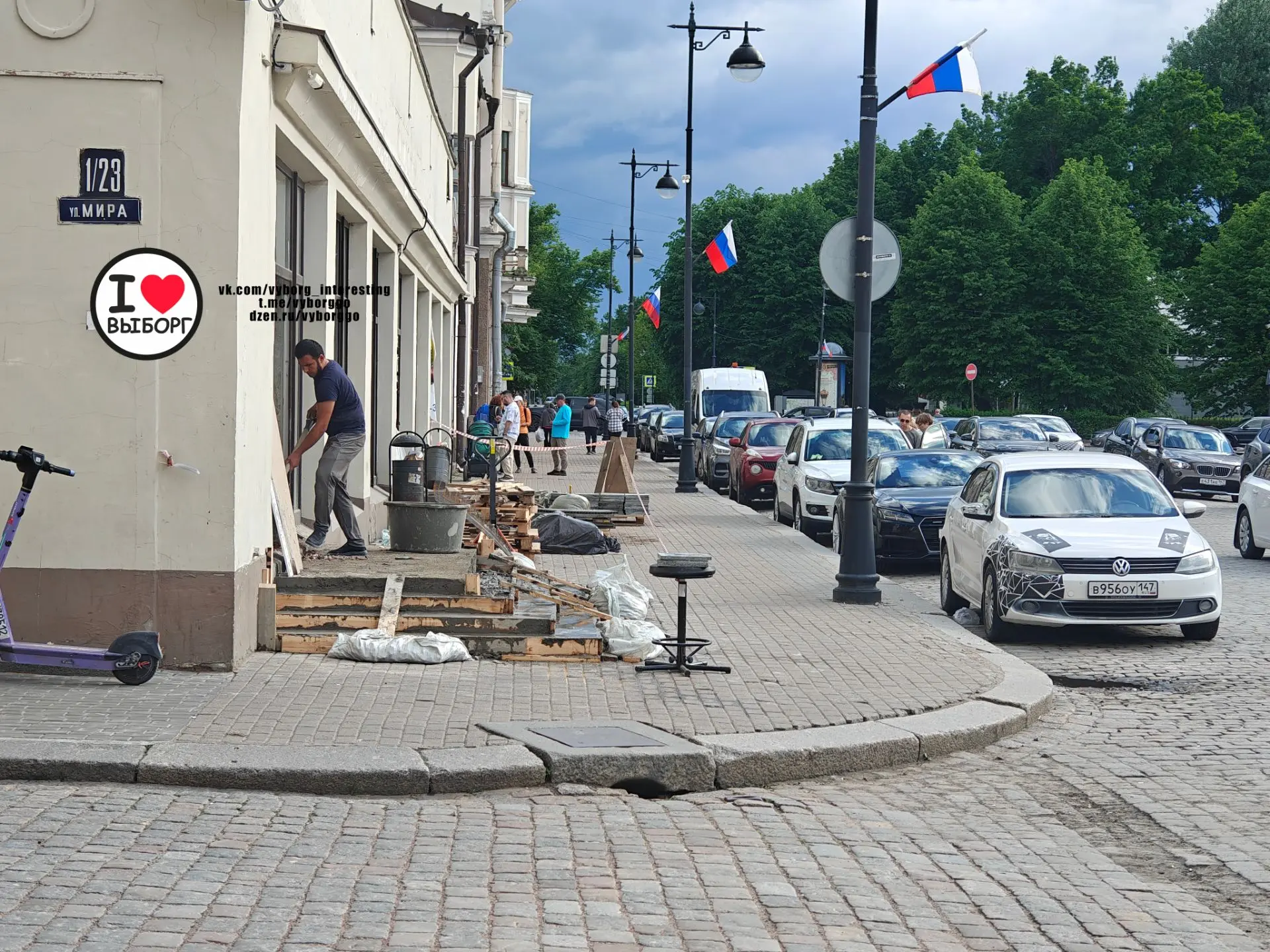 А вам не кажется, что крыльцо перегородило полтротуара?

Администрация дала добро? Хочется услышать 