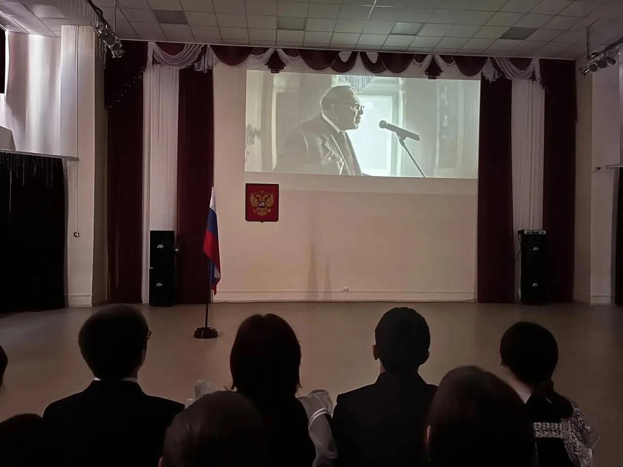 🇷🇺 Новая учебная неделя — новые достижения и вдохновение!  🎵 23 марта в нашей школе по доброй традиц