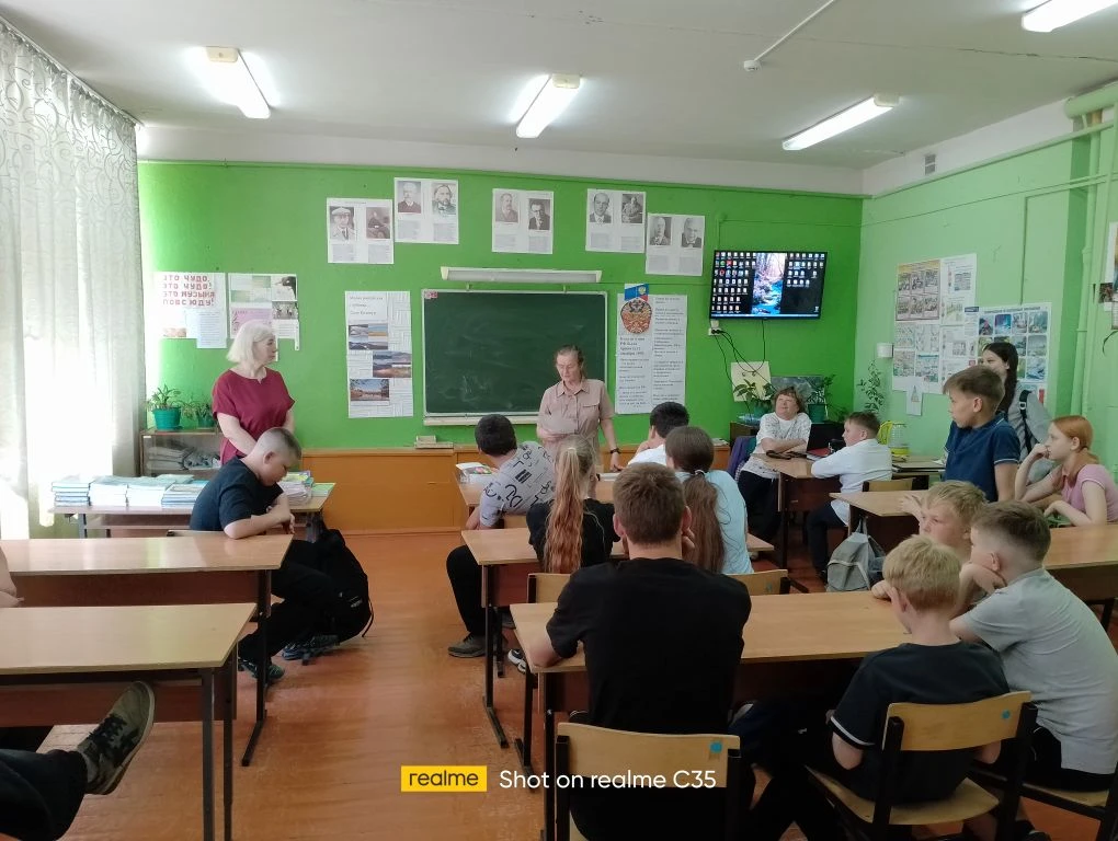 🌈 Неделя радуги: день четвертый.  Поздравляют 5-6 классы.🍭