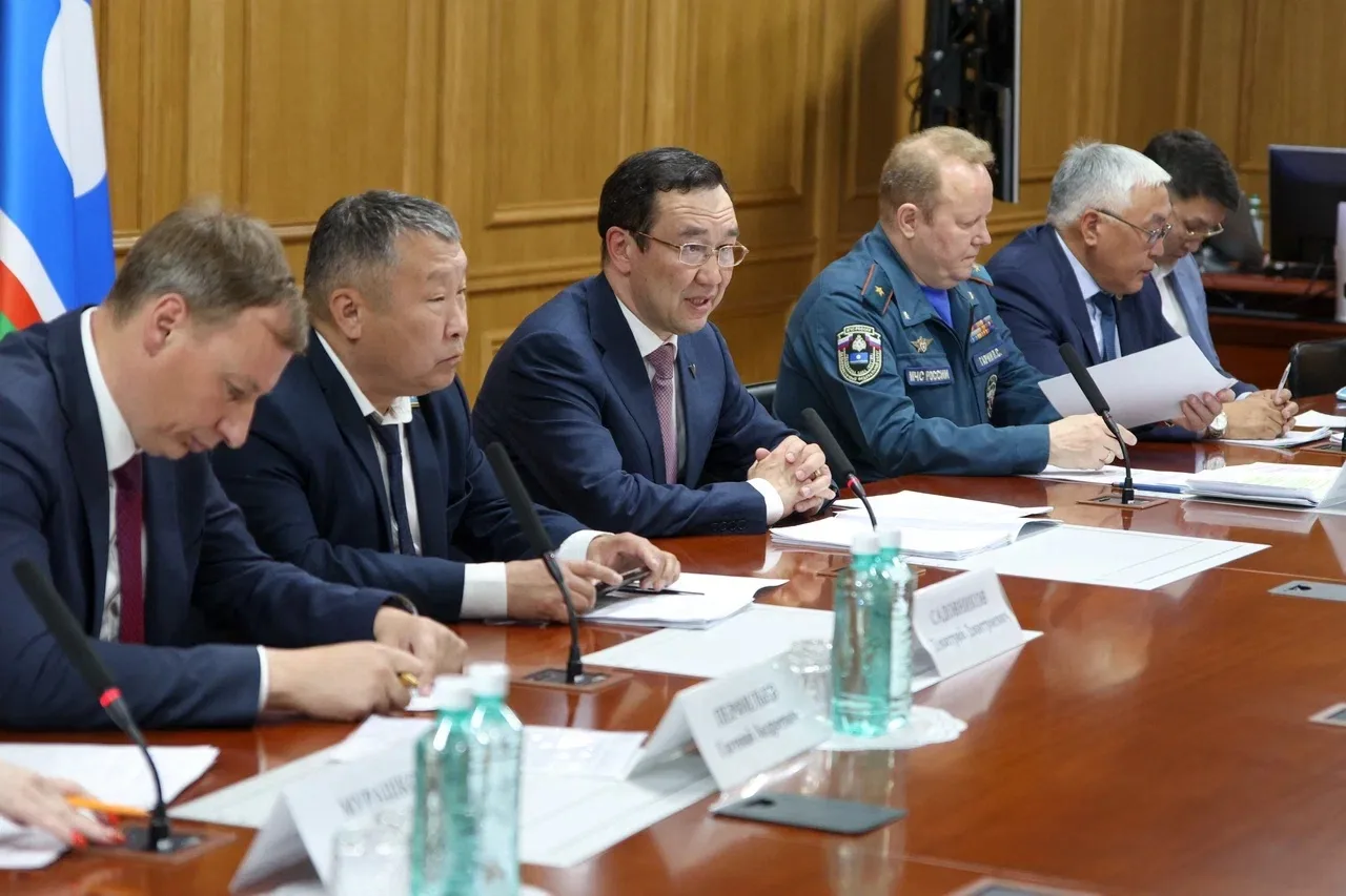 Провёл заседание КЧС республики по прохождению пожароопасного сезона и предварительным ...