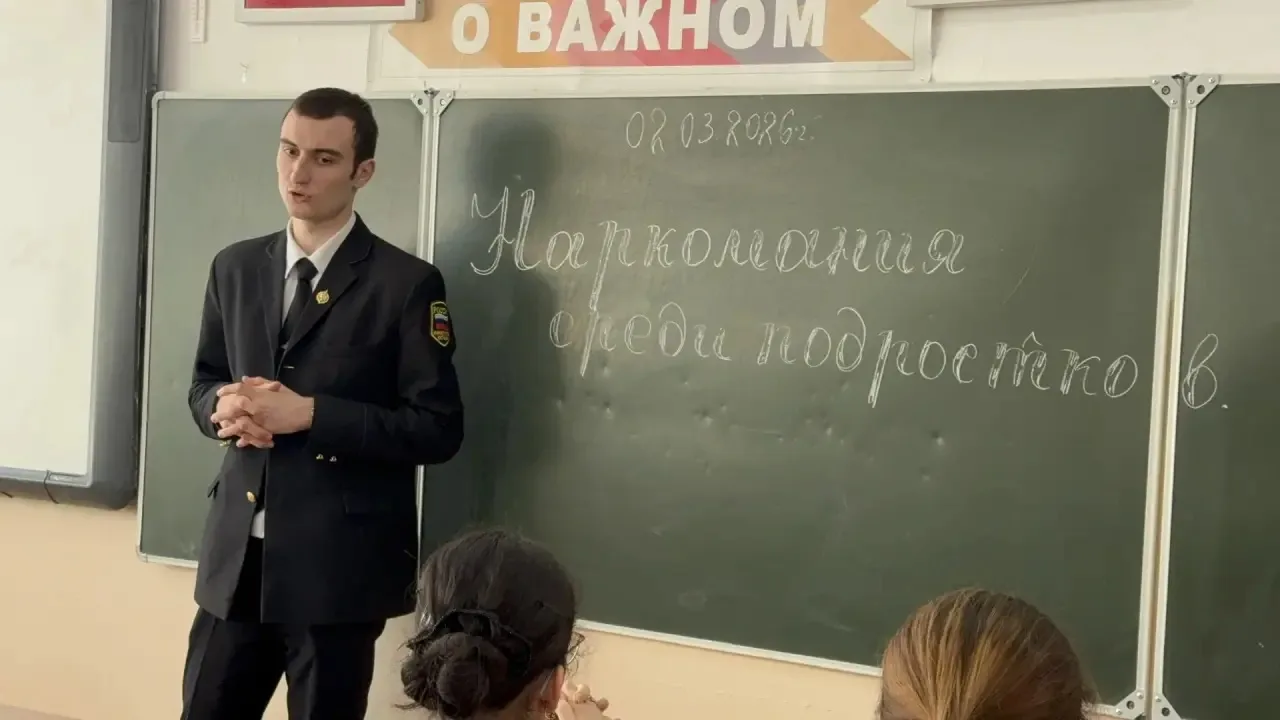 Свои среди своих: о важном без нотаций 🎓🚫  Вчера в нашей школе прошла необычная встреча. К нам приех