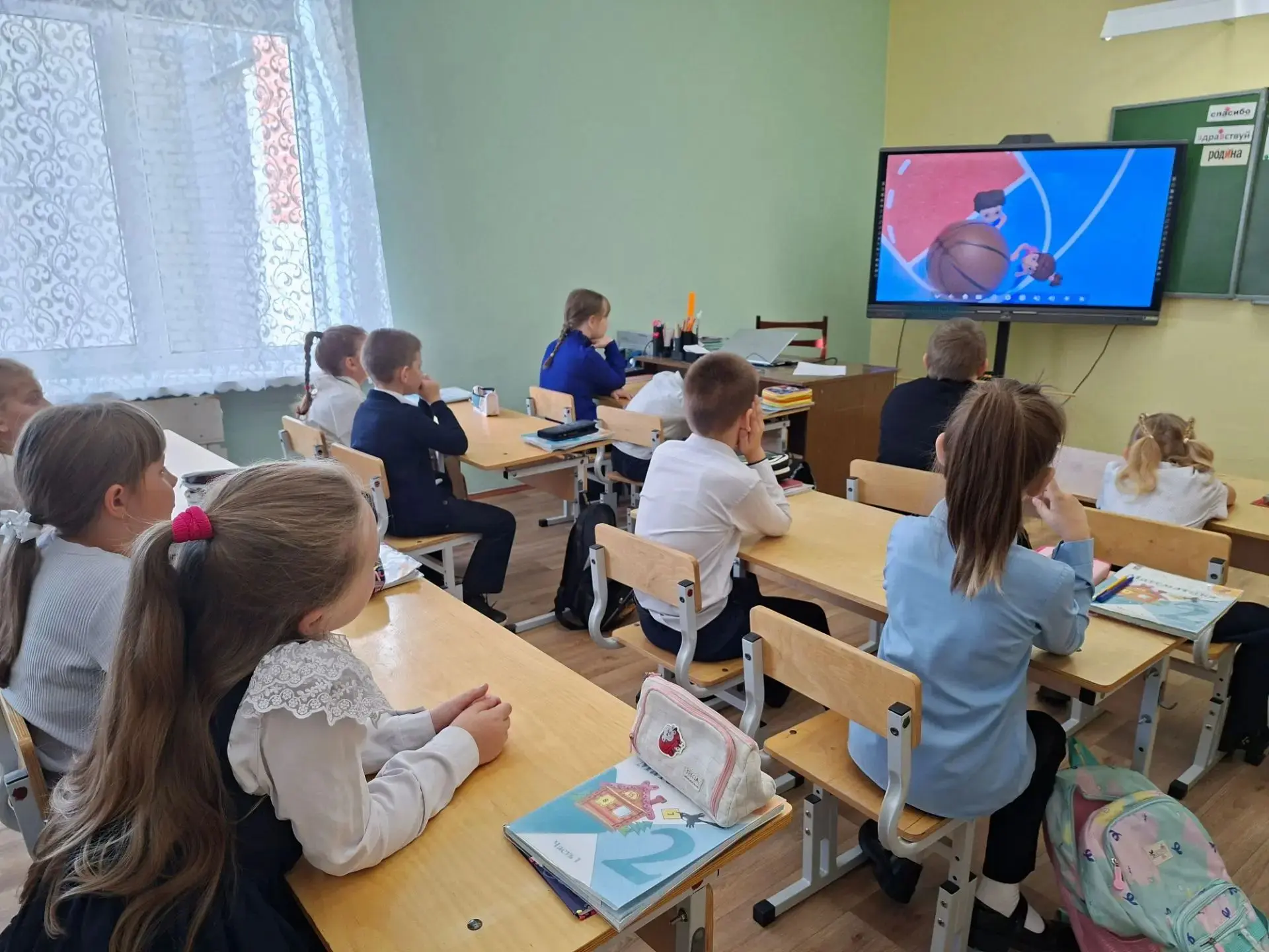 На очередном занятии внеурочной деятельности "Орлята России" обучающиеся 2а класса учил...