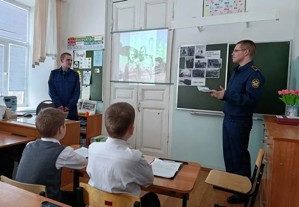 Курсанты экономического факультета провели «Урок мужества» для рязанских школьников  Курсанты расска
