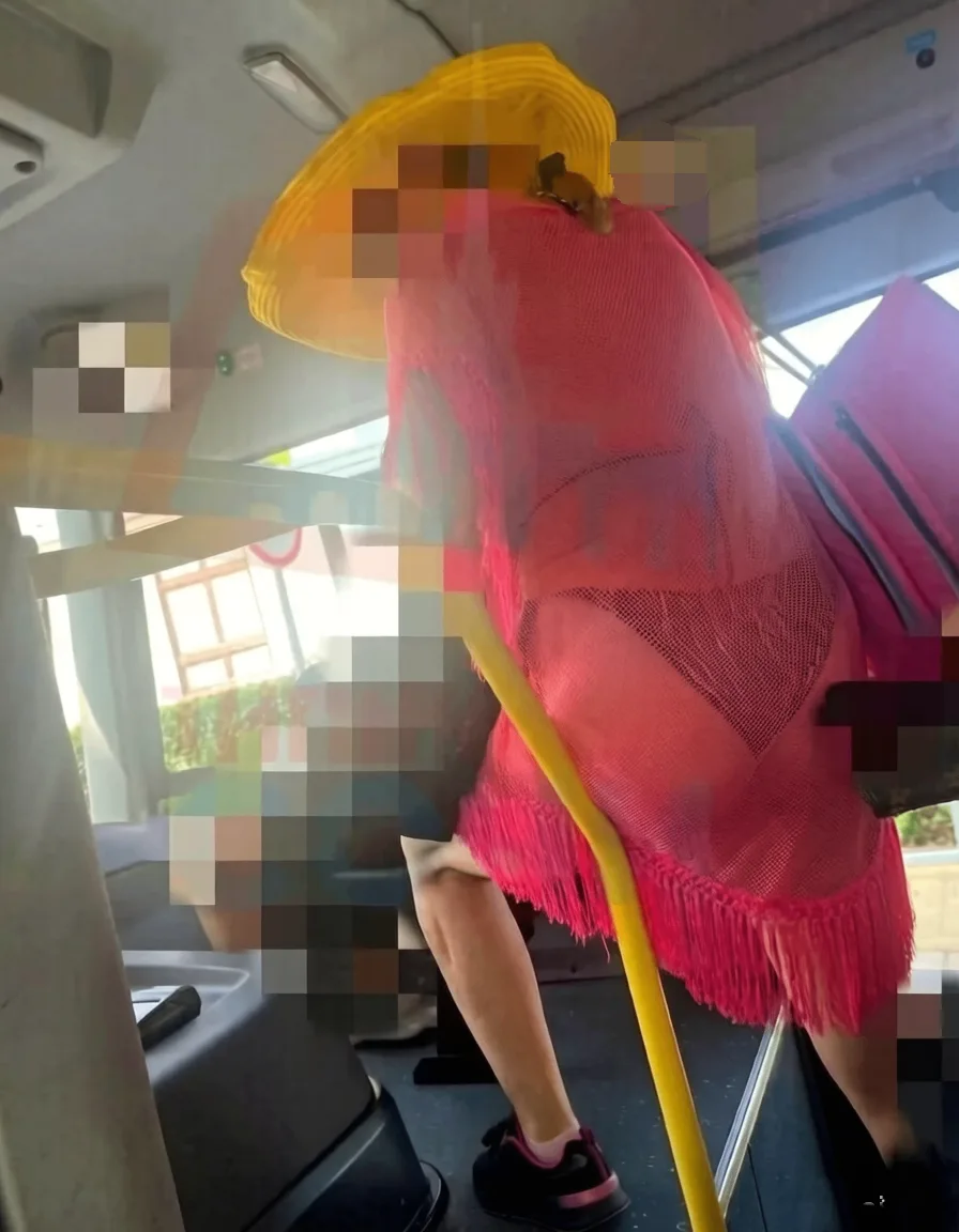 Сочинский автобус превратился в пляжный подиум: дама в купальнике и розовой сетке с бах...